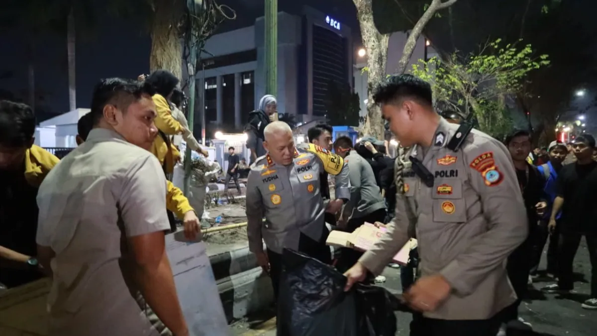 Usai Unjuk Rasa di DPRD Kalsel Banjarmasin, Polisi dan Mahasiswa Kompak Bersihkan Sampah
