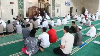 Sinergi Kamtibmas, Polres Tanah Laut Gelar Jumat Keliling di Masjid Agung Syuhada Pelaihari
