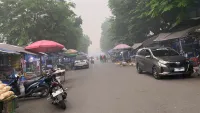 Kabut Asap Masih Selimuti HST hingga Sore, Pedagang dan Warga Tetap Beraktivitas