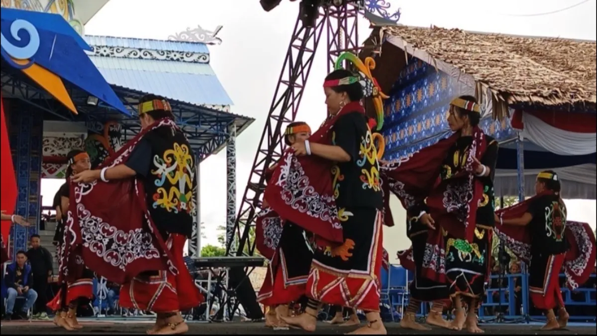 Warga Saksikan Kemeriahan Festival Irau Dayak Malinau, Beragam Suku Nusantara Tampil