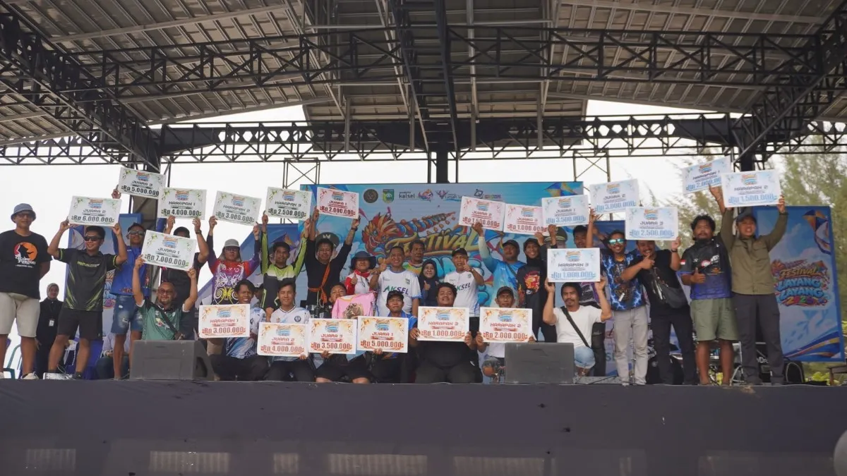 Festival Layang-Layang Nasional 2026 di Pantai Batakan Baru Tanah Laut Ditutup dengan Aksi Kemanusiaan