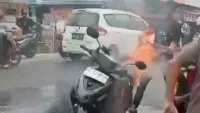 Api Hanguskan Sebuah Sepeda Motor di Kampung Melayu Darat Banjarmasin