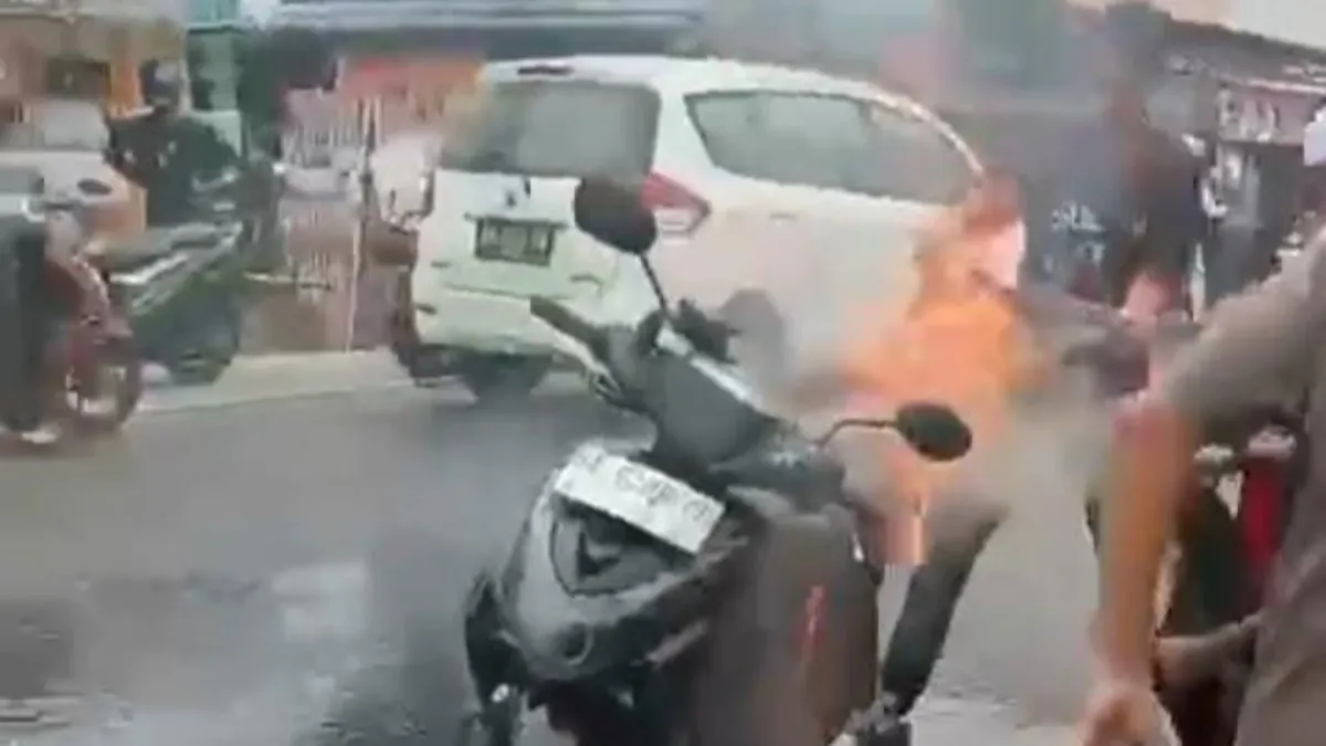 Api Hanguskan Sebuah Sepeda Motor di Kampung Melayu Darat Banjarmasin