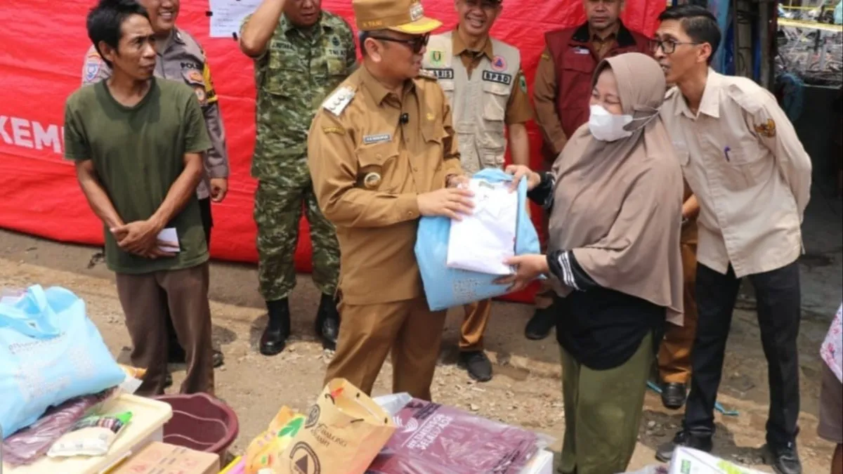 Bupati Tabalong Serahkan Bantuan kepada Korban Kebakaran di Muara Uya