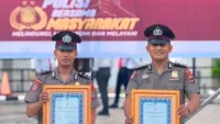 Dua Bhabinkamtibmas Polsek Bati-Bati Raih Penghargaan Kapolda Kalsel Usai Redam Potensi Konflik Lahan