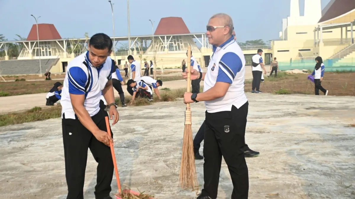 Green Policing Polda Kalsel, Bersihkan Kawasan Masjid Syekh Muhammad Arsyad Al-Banjari di Banjarbaru