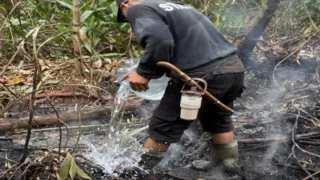 Selang Tak Cukup, Relawan Padamkan Karhutla Pakai Galon