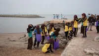 Turun Langsung Memungut Sampah, Pemkab dan Pelajar Beraksi Jaga Kelestarian Pantai Takisung Tanah Laut