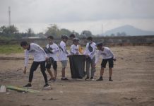Goweser Ini Tak Segan Pungut Sampah di Pantai Pagatan, Ternyata Aksi Generasi Putih Pendukung Zairullah - Rusli