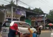 Wow, Ada Penumpang Mobil Hamburkan Uang! Ibu-Ibu Berteriak Histeris