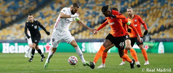 Kareem Benzema berebut bola dengan pemain Shakhtar. (realmadrid.com)