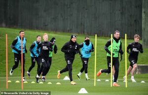 LATIHAN - Pemain Newcaslte menjalani sesi latihan. (via Getty Images)