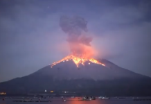 Detik-detik Gunung Semeru Meletus, Api Menyembur Disertai Kilat
