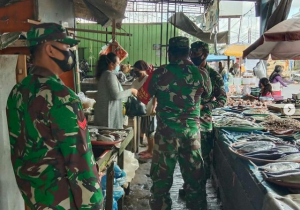 nggota Koramil Banjarmasin Utara mendatangi Pasar Sungai Andai, Rabu. (kodim 1007 banjarmasin)