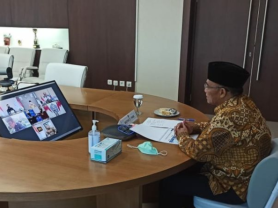 Menteri PMK, Muhadjir Effendy, melaksanakan rapat antarmenteri secara virtual membahas libur akhir tahun. (ig muhadjir effendy)