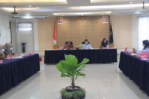 Pembahasan raperda HST di Kanwil Kemenkumham Kalsel. (Humas)