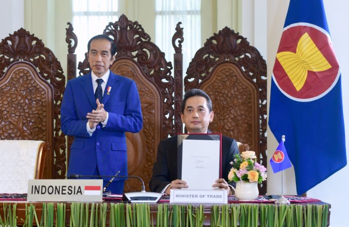 Presiden Jokowi dan Mendag Agus Suparmanto usai penandatanganan RCEP, Minggu (15/11/2020), di Istana Kepresidenan Bogor, Jawa Barat. (Biro Pers Setpres/Muchlis)