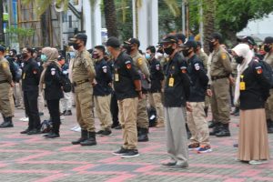 Apel Gabungan penertiban APK di halaman Pemko Banjarmasin. (fb diskominfotik banjarmasin)