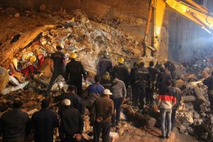 Tim penyelamat dan pengamat Mesir berfoto di lokasi di mana sebuah bangunan bobrok di kota Alexandria, Mesir, pada awal 3 Desember 2020, menewaskan tiga orang. (AFP)