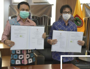 Plt Gubernur Kalsel, Rudy Resnawan, menunjukkan nota kesepahaman yang telah ditandatangi dengan perwakilan Badan Pengawasan Keuangan dan Pembangunan (BPKP) Prov Kalsel, Rabu (2/12/2020). (Setdaprov Kalsel)