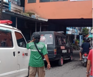 Proses evakuasi jasad M Riduan Noor yang meninggal di kawasan Pasar Cempaka, Banjarmasin, Sabtu (5/12/2020) pagi. (ig warga banua)