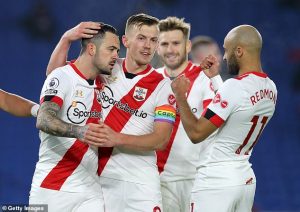 Striker Danny Ings dikerumuni rekan satu timnya setelah membawa Saints naik ke posisi kelima di liga. (getty images via daily mail)
