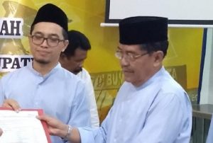 Aulia Oktafiandi dan Mansyah Sabri saat menyerahkan berkas dukungan. (net)