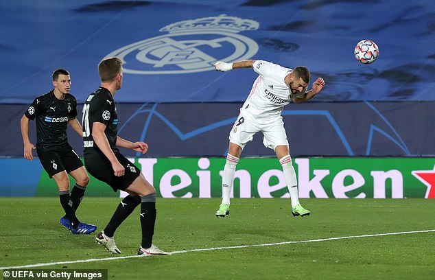 Rodrygo memberikan umpan silang dari kanan dan Benzema tidak mendapat pengawalan untuk mencetak gol pada menit ke-32. (UEFA via getty images)