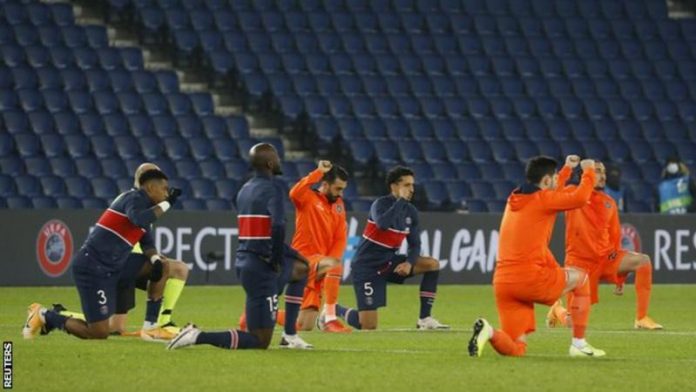 Pemain PSG dan Basaksehir berlutut sebelum laga lanjutan. (reuters)