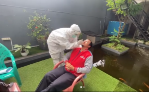 Ustadz Yusuf Mansur saat menjalani swab tes sehari yang lalu. (ig ustadz yusuf mansur)