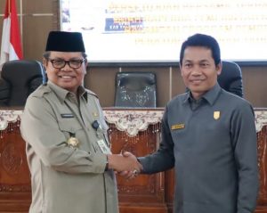 Bupati Ansharuddin dan Abdul Hadi saat menjabat Ketua DPRD Balangan, saat penyerahan raperda. (dprd balangan)