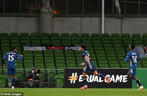 Gelandang (C) pergi merayakan setelah mencetak gol ketiganya untuk The Gunners. (getty images)