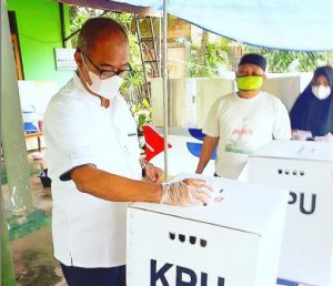 Haji Martinus saat memberikan hak suara. (ist)