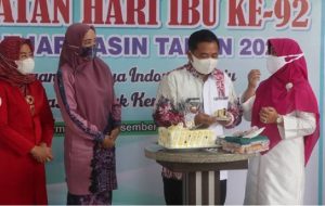 Wali Kota Banjarmasin, H Ibnu Sina, dan Ketua TP Penggerak PKK Kota Banjarmasin, Hj Siti Wasilah, saat peringatan Hari Ibu di Balai Kota Banjarmasin, Jumat (11/12/2020). (diskominfotik banjarmasin)