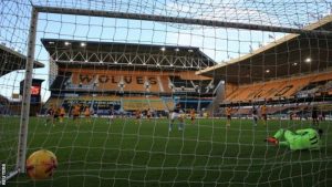 Penalti Anwar El Ghazi menggetarkan jala gawang kiper Wolverhampton. (reuters via bbc)