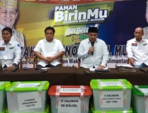 Ketua Tim Pemenangan pasangan calon Gubernur dan calon Wakil Gubernur H Shabirin Noor - H Muhidin, H Rifqinizamy Karsayuda, memberikan penjelasan saat konferensi pers, Senin (14/12/2020), di Rattan In Banjarmasin. (ig bang rifqi)