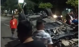 Mobil terbalik di Tanjung, Tabalong. (ig warga banua)