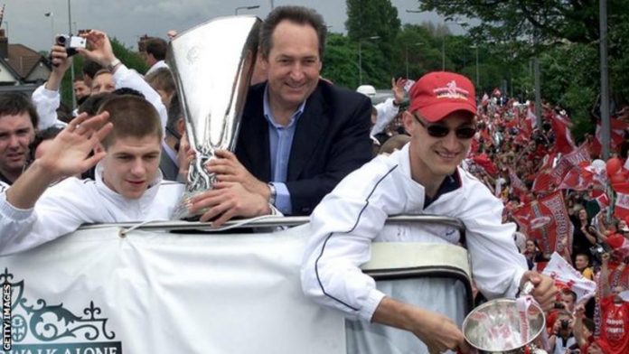 Gerard Houllier memegang piala merayakan kemenangan Liverpool. (getty images)