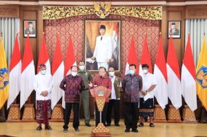 Gubernur Bali, I Wayan Koster, membacakan pengumuman mengenai Surat Edaran pelarangan pesta malam Tahun Baru. (ig)