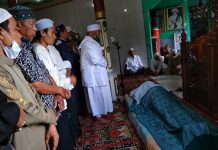 Hujan Tangis Iringi Pemberangkatan Jenazah KH Haderawi ke Pemakaman Sekumpul