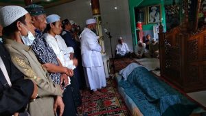Jemaah mengikuti shalat jenazah untuk KH Haderawi HK, Selasa (15/12/2020). (wartabanjar.com/wahyuni)