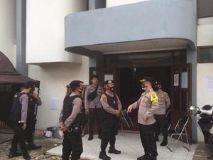 Anggota Polresta Banjarmasin menjaga gudang logistik KPU Kota Banjarmasin. (humas polresta banjarmasin)