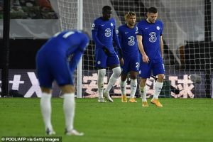 Pemain Chelsea kelelahan di babak kedua menghadapi serangan energik tuan rumah, Wolverhampton, Rabu dini hari. (getty images)