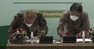 Penandatanganan MoU antara Pertamina dengan UGM dalam kerja sama energi baru terbarukan (EBT) yang ramah lingkungan berbahan mikroalga. (ist)