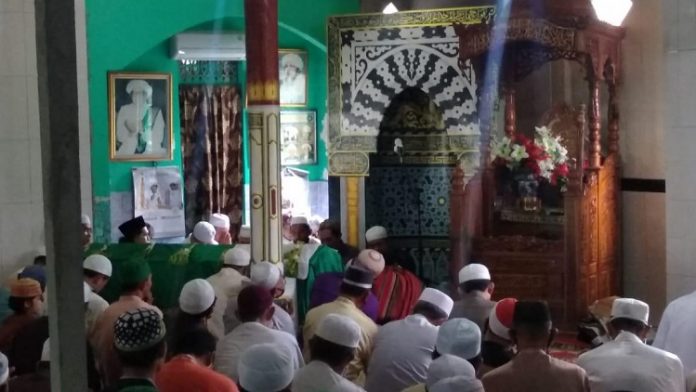 Shalat fardu kifayah untuk mendiang istri Guru Haderawi, Hj Zuraidah. (wartabanjar.com/wahyuni)