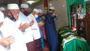 Ustadz Ahmad Zaruqi memimpin shalat fardu kifayah untuk ibundanya. (wartabanjar.com/wahyuni)