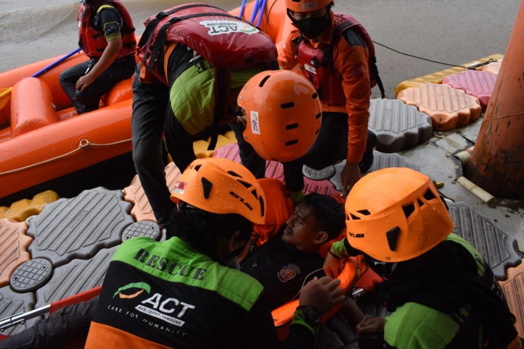 Relawan MRI-ACT Kalimantan Selatan berupaya menyelamatkan nyawa Icat semaksimal mungkin. (ist)