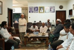 CEO Barito Putera, Hasnuryadi Sulaiman, memberikan sambutan saat silaturahmi dan shalat hajat menjelang keberangkatan Bagus Kahfi. (baritoputer.co.id)