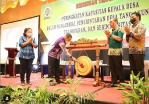 Bupati Tanahbumbu, H Sudian Noor, memukul gong menandai pembukaan bimbingan teknis (bimtek) untuk 130 kepala desa. (diskominfo tanahbumbu)