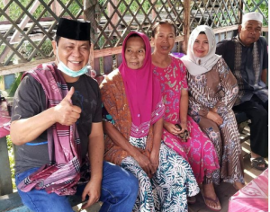 Gubernur H Sahbirin Noor berada di tengah warga. (ig pamanbirin.bergerak)